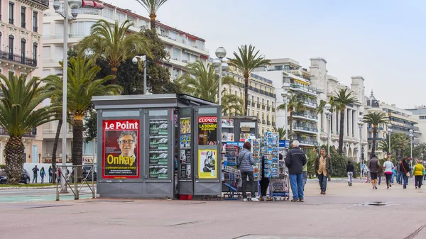 Güzel, Fransa, 14 Mart 2015 tarihinde. Şehrin sokak üzerinde bir gazete bayii