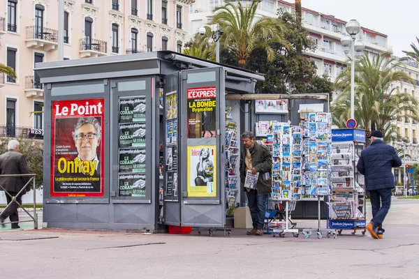 Nice, Francie, na 14 března 2015. Novinový stánek na ulici města — Stock fotografie