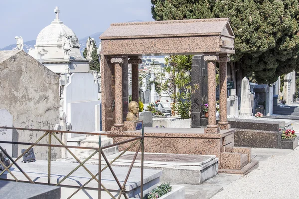 Nice, Frankrike, den 13 mars 2015. Gravestone monument på en stadskyrkogården — Stockfoto