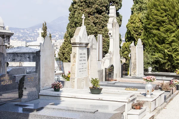 Nice, France, le 13 mars 2015. monuments de pierre tombale sur un cimetière de la ville — Photo