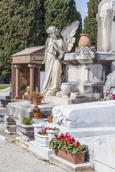 Nice, France, le 13 mars 2015. monuments de pierre tombale sur un cimetière de la ville — Photo