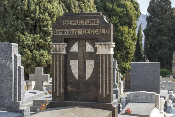 Nice, France, le 13 mars 2015. monuments de pierre tombale sur un cimetière de la ville — Photo