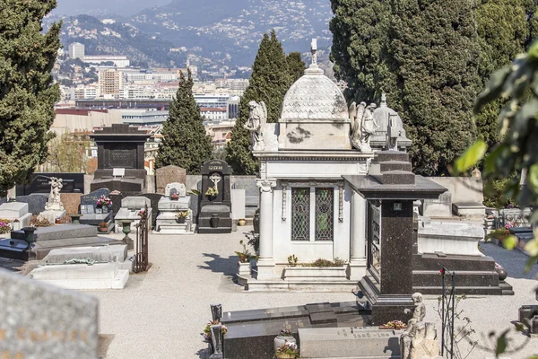 Nice, França, em 13 de março de 2015. Monumentos de pedra gravitacional em um cemitério de cidade — Fotografia de Stock