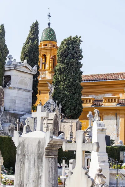 Nice, France, le 13 mars 2015. monuments de pierre tombale sur un cimetière de la ville — Photo