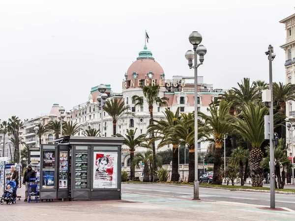 Niza, Francia, 13 de marzo de 2015. La vista superior en Promenade des Anglais, uno de los terraplenes más bellos de Europa — Foto de Stock