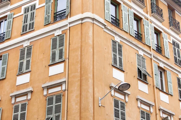 Niza, Francia, 13 de marzo de 2015. Detalles arquitectónicos típicos de edificios de la ciudad — Foto de Stock