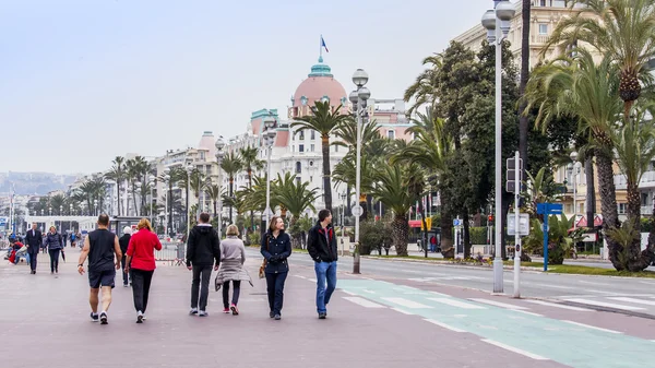 Nice, France, le 13 mars 2015. La vue sur la Promenade des Anglais, l'un des plus beaux remblais d'Europe — Photo