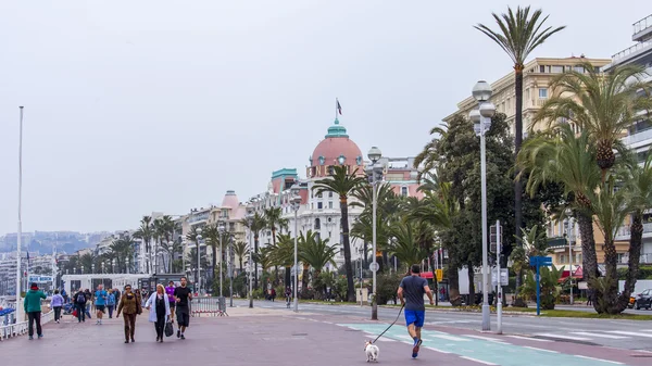 Nice, France, le 13 mars 2015. La vue sur la Promenade des Anglais, l'un des plus beaux remblais d'Europe — Photo