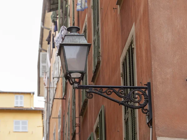 Nice, France, le 13 mars 2015. La vieille ville, détails architecturaux typiques dans le style provençal — Photo