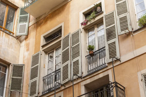 Niza, Francia, 13 de marzo de 2015. La ciudad vieja, detalles arquitectónicos típicos en estilo provenzal — Foto de Stock