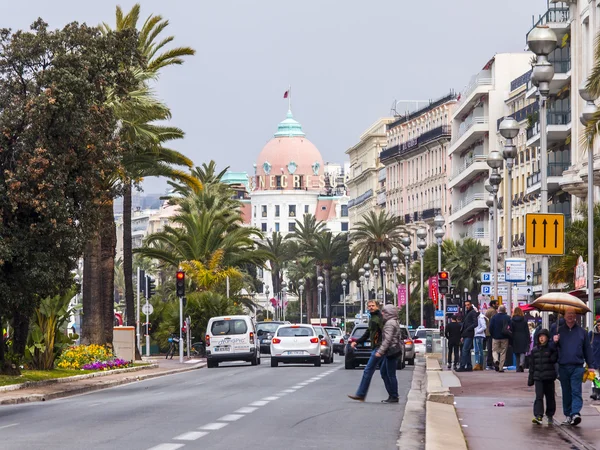 Nice, Francie, na 13 březnu 2015. Pohled na Promenade des Anglais, jeden z nejkrásnějších náspy Evropy — Stock fotografie