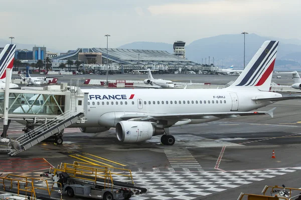 Nice, france, am 14. März 2015. Landung des Flugzeugs der Fluggesellschaft airfrance am Flughafen Cote d 'Azur — Stockfoto