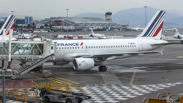 Nice, france, am 14. März 2015. Landung des Flugzeugs der Fluggesellschaft airfrance am Flughafen Cote d 'Azur — Stockfoto