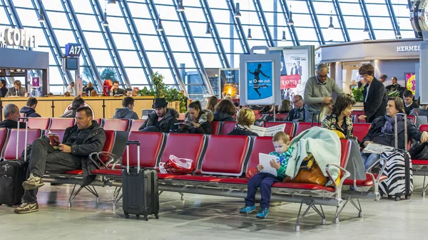 Nice, Frankrike, den 14 mars 2015. Passagerarna vänta för landning flygoperativa på Cote d Azur airport — Stockfoto