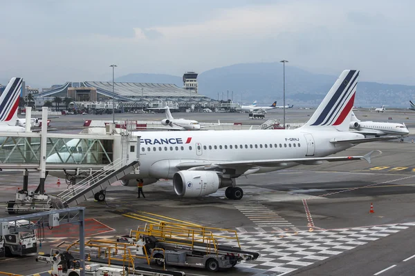 ニース、フランス、2015 年 3 月 14 日。エール Cote d Azur 空港航空会社の平面の土地サービス — ストック写真