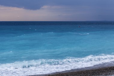 Satır bir sörf deniz kıyısında. Bulutlu bahar günü.