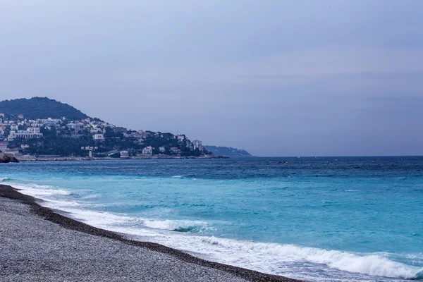 Costa del Mar Mediterráneo, línea de surf. Nublado día de primavera . — Foto de Stock