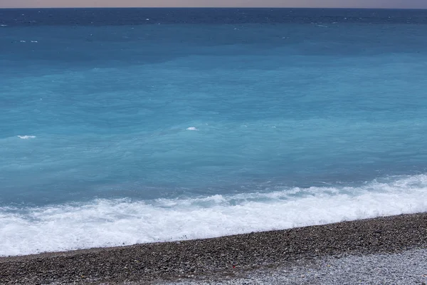 Costa del Mar Mediterráneo, línea de surf. Nublado día de primavera . —  Fotos de Stock