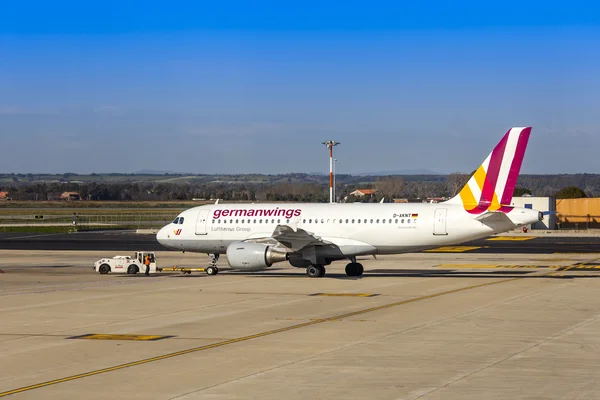 Rome, Italy, on March 6, 2015. Land service of the plane of Germanwings airline at the Fiumichino airport — Stock Photo, Image