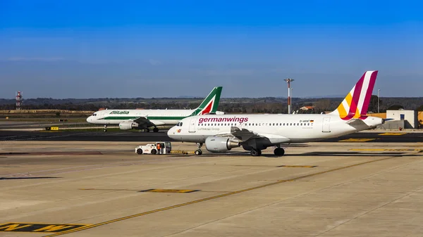 Rome, Italy, on March 6, 2015. Land service of the plane of Germanwings airline at the Fiumichino airport — Stock Photo, Image