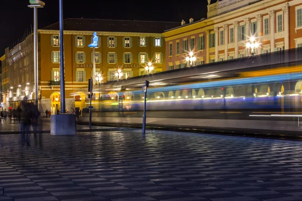 Nice, France, le 7 mars 2015. Paysage urbain. Le tramway à grande vitesse passe sur Massen Square — Photo