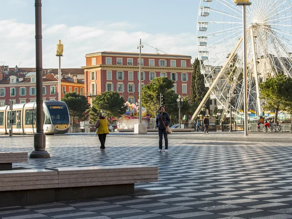 Nice, France, le 7 mars 2015. Paysage urbain. Le tramway va sur la place Massen à Pékin. — Photo