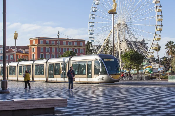 Nice, Francie, na 7 březnu 2015. Městské krajiny. ????????? tramvaj jede na Massen náměstí — Stock fotografie