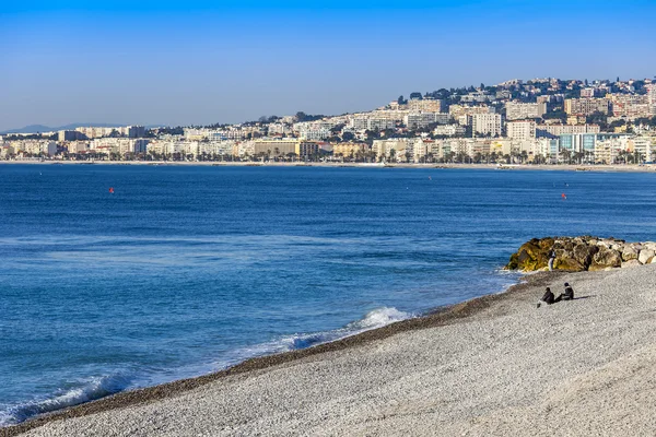 ニース、フランス、2015 年 3 月 7 日。地中海のビーチの景色. — ストック写真