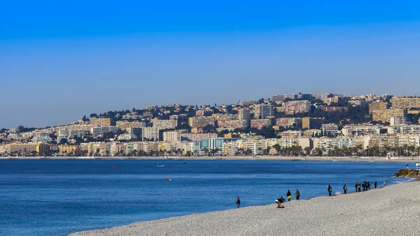 Nice, Francia, il 7 marzo 2015. Veduta di una spiaggia sulla riva del Mar Mediterraneo . — Foto Stock