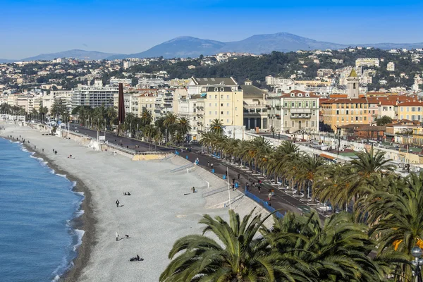 Nice, Frankrijk, op 7 maart 2015. Het bovenaanzicht op een strand en de Promenade des Anglais. — Stockfoto