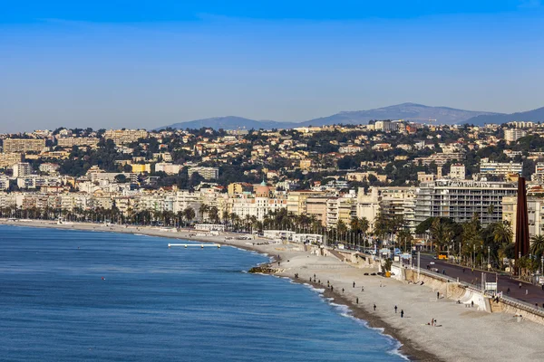 Nice, france, am 7. März 2015. der Blick von oben auf einen Strand und die Promenade des anglais. — Stockfoto