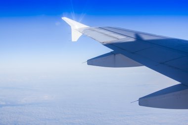 Bir kanat uçak ve bulut uçan uçak penceresinden bakış