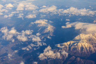 Uçan uçak penceresinden bir massif manzarasına