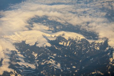 Uçan uçak penceresinden bir massif manzarasına