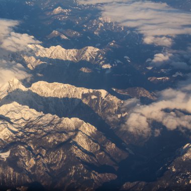 Uçan uçak penceresinden bir massif manzarasına