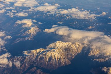 Uçan uçak penceresinden bir massif manzarasına