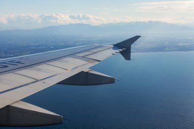 Bir kanat uçak ve bulut uçan uçak penceresinden bakış