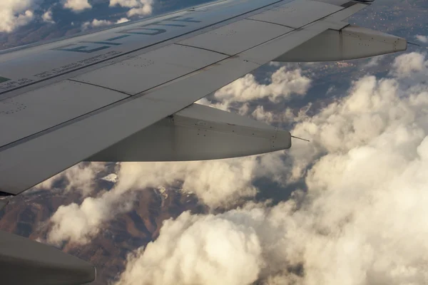 Вид на крило площини і хмари з вікна літака — стокове фото