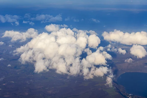 Vue d'un massif depuis une fenêtre de l'avion volant — Photo