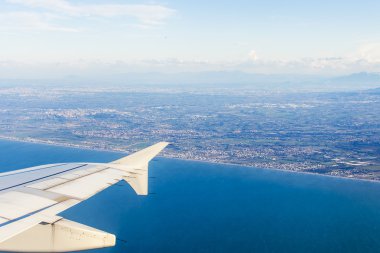 Uçan uçak penceresinden karasal bir yüzey görünümü