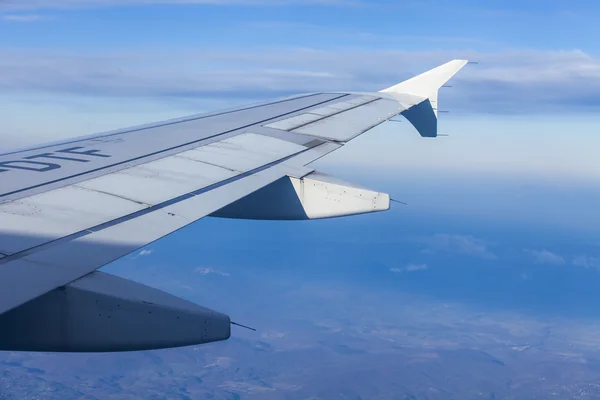 Προβολή ενός φτερού, τα πλατάνια και το σύννεφο από ένα παράθυρο του αεροπλάνου που φέρουν — Φωτογραφία Αρχείου