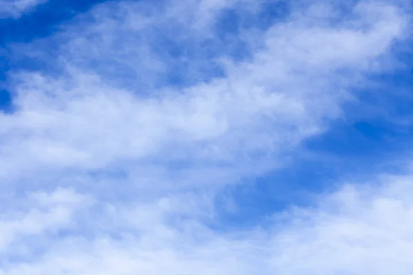 Het bovenaanzicht op de lucht en de wolken vanuit een raam van het vliegend vliegtuig — Stockfoto