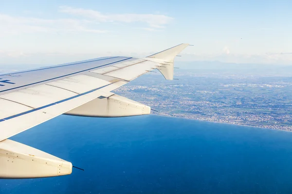 Blick auf eine Erdoberfläche aus einem Fenster des fliegenden Flugzeugs — Stockfoto