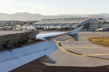Güzel, Fransa, 7 Mart 2015 tarihinde. Havaalanına iniş uçak penceresinden Üstten Görünüm