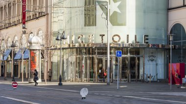 Güzel, Fransa, 7 Mart 2015 tarihinde. Ana şehir sokak - Jean Medsen Avenue