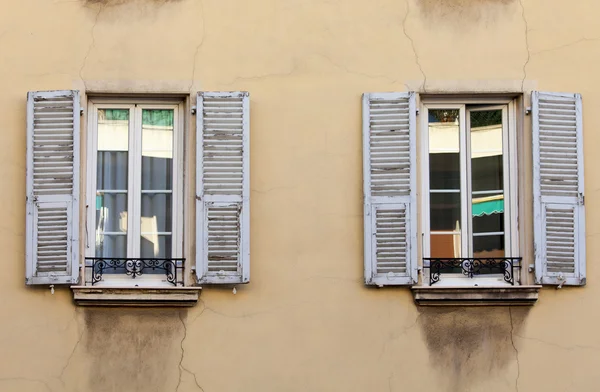 Nice, França, em 7 de março de 2015. Detalhes arquitetônicos típicos do edifício histórico — Fotografia de Stock