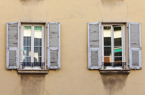 ニース、フランス、2015 年 3 月 7 日。歴史的建造物の典型的なアーキテクチャの詳細 — ストック写真