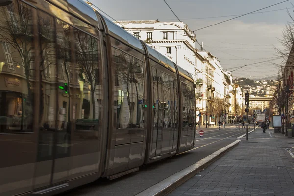 Niza, Francia, 7 de marzo de 2015. El tranvía de alta velocidad va por la avenida Jean Medsen — Foto de Stock