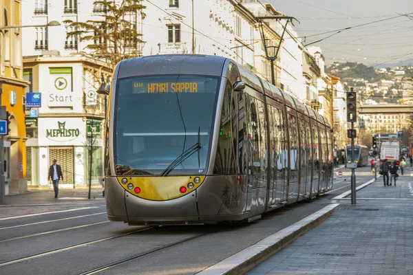 Ницца, Франция, 7 марта 2015 года. Скоростной трамвай идет по Джин Медсен Авеню. — стоковое фото