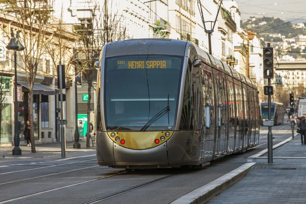 Niza, Francia, 7 de marzo de 2015. El tranvía de alta velocidad va por la avenida Jean Medsen —  Fotos de Stock